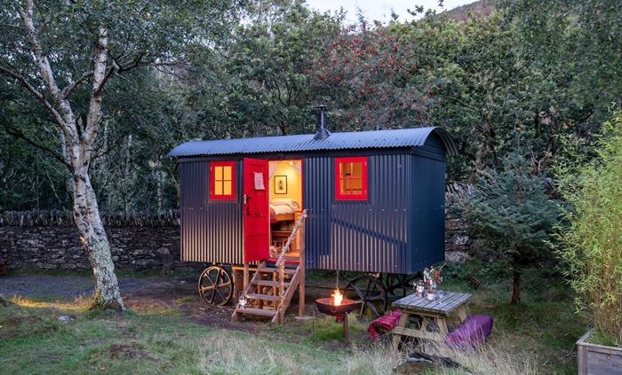 Snowdonia Shepherd's Hut at night